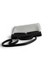SWORD LUXURY Herbag 31 çanta, siyah deri kapaklı ve beyaz kanvas gövdeli, şık ve modern bir tasarım.