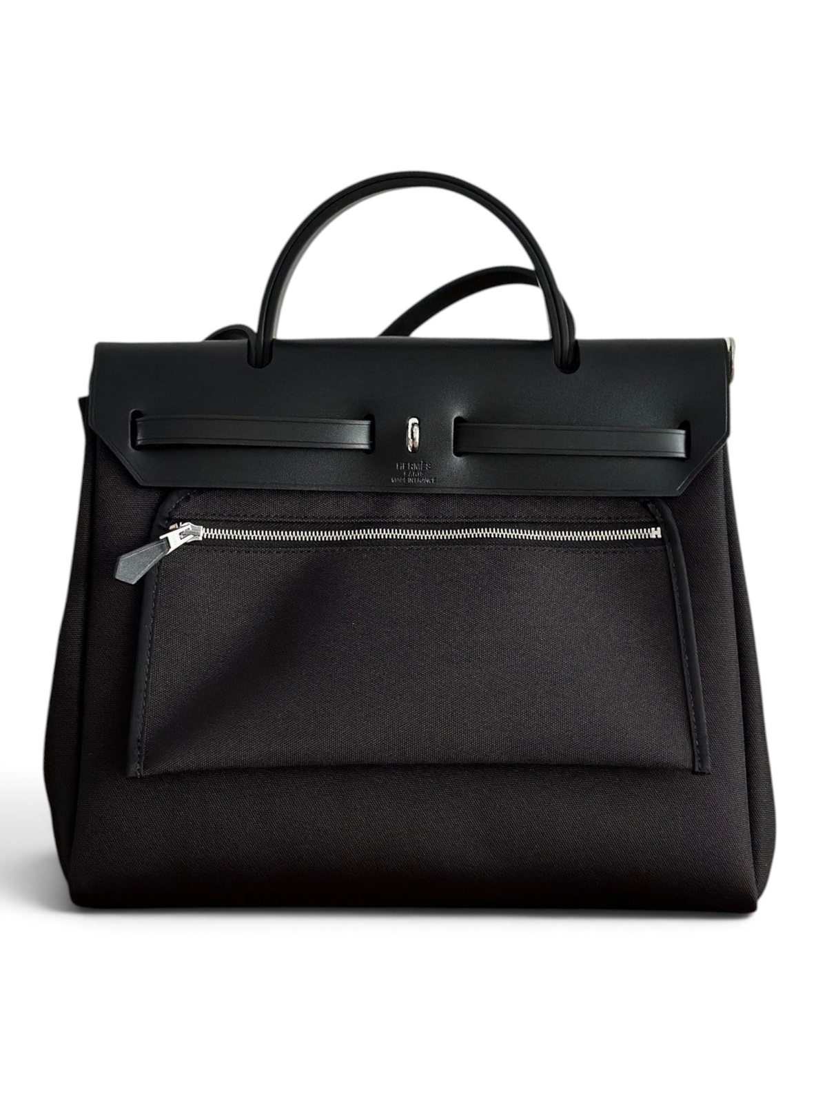 SWORD LUXURY siyah kanvas ve deri detaylı Hermès Herbag 31 çanta, şık tasarımı ve fermuarlı ön cebi ile.