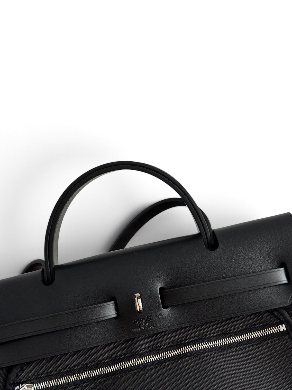 SWORD LUXURY siyah deri ve kanvas Hermès Herbag 31 çanta, Clou de Selle kilit detayı ile zarif bir görünüm sunuyor.