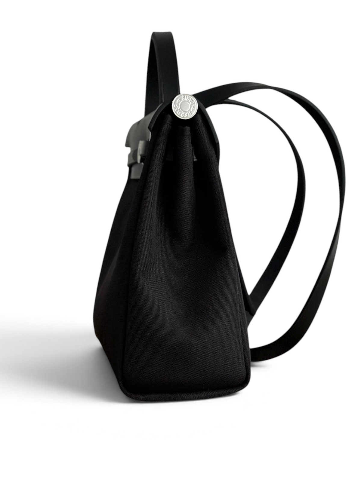 SWORD LUXURY siyah kanvas ve deri detaylı Hermès Herbag 31 çanta, yan profilden görünüm.