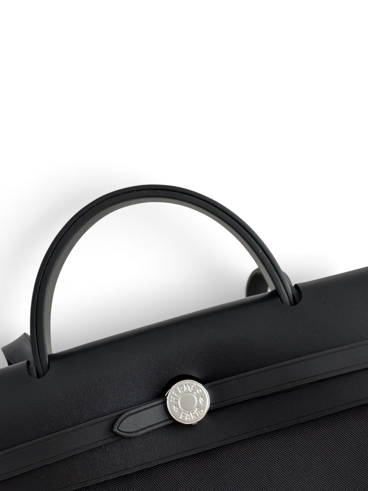 SWORD LUXURY siyah deri kapaklı ve gümüş Clou de Selle kilit detaylı Hermès Herbag 31 çanta sapı ve üst kısmı.