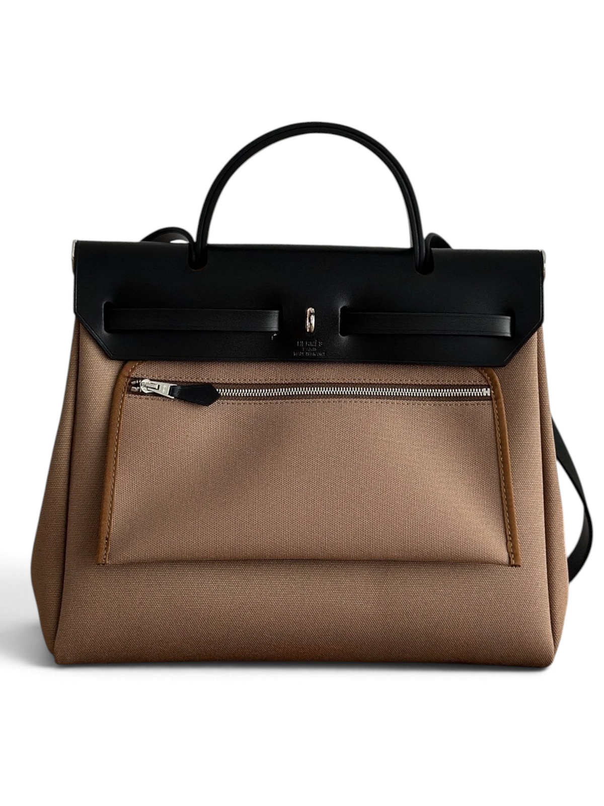 SWORD LUXURY Hermès Herbag 31, bej kanvas ve siyah deri detaylı, şık ve modern el çantası.