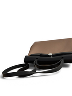 SWORD LUXURY Hermès Herbag 31 çanta, siyah deri kapaklı ve kahverengi kanvas gövdeli, şık ve yapılandırılmış tasarım.