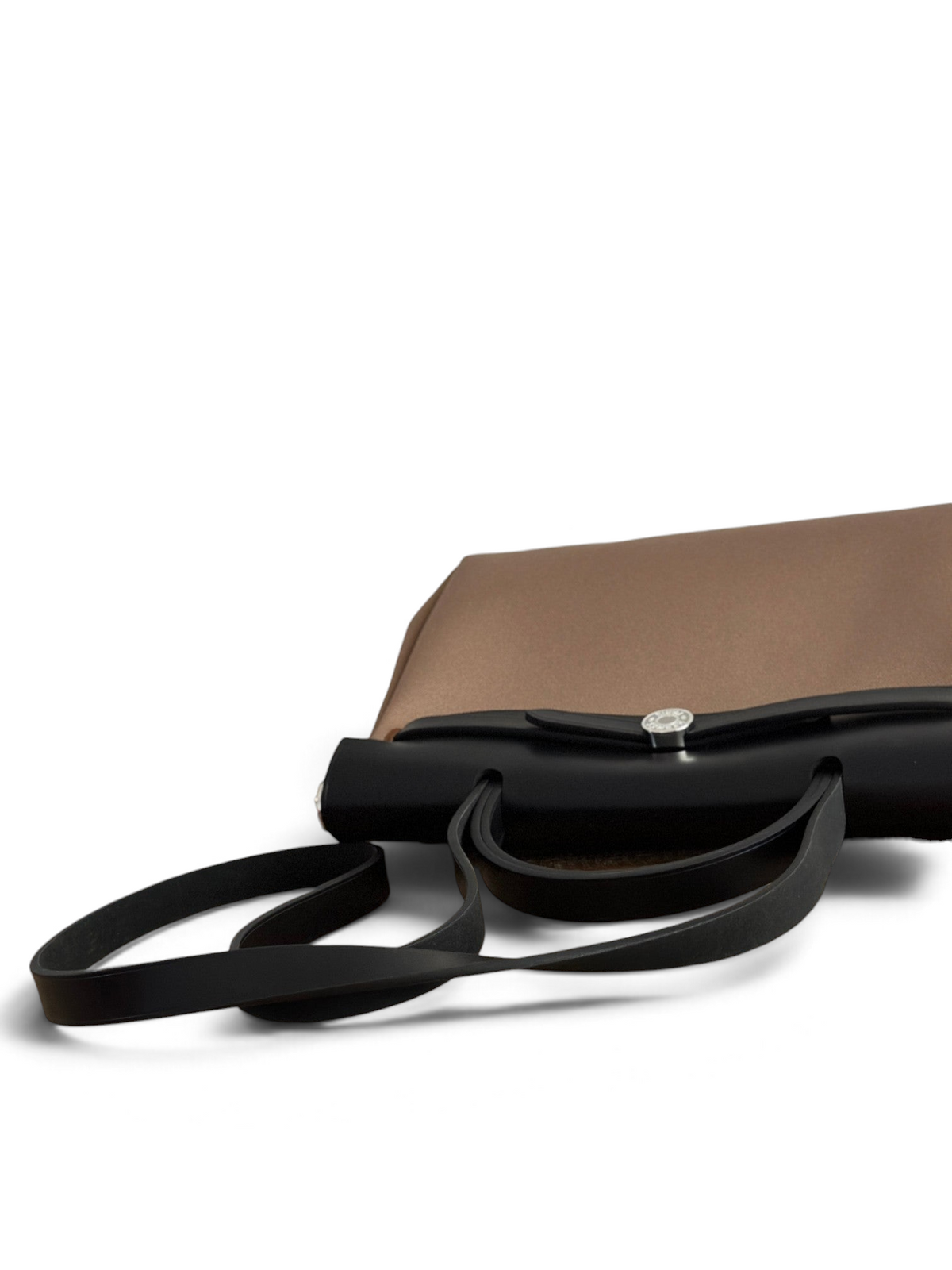 SWORD LUXURY Hermès Herbag 31 çanta, siyah deri kapaklı ve kahverengi kanvas gövdeli, şık ve yapılandırılmış tasarım.
