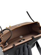 SWORD LUXURY Hermès Herbag 31 çanta, açık iç kısmı, deri detayları ve metalik Clou de Selle kilidi ile detaylandırılmış.