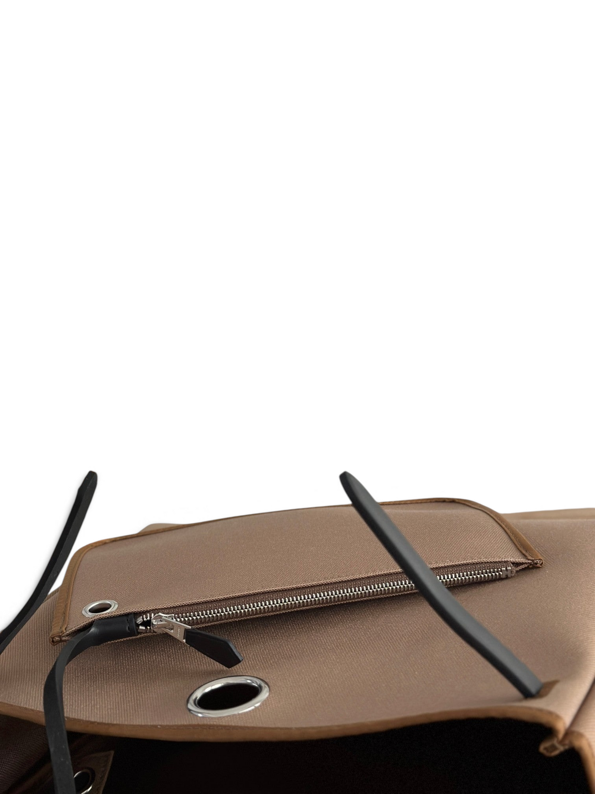 SWORD LUXURY Herbag 31 çanta, kahverengi kanvas gövde, deri detaylar ve fermuarlı dış cep ile şık bir tasarım.