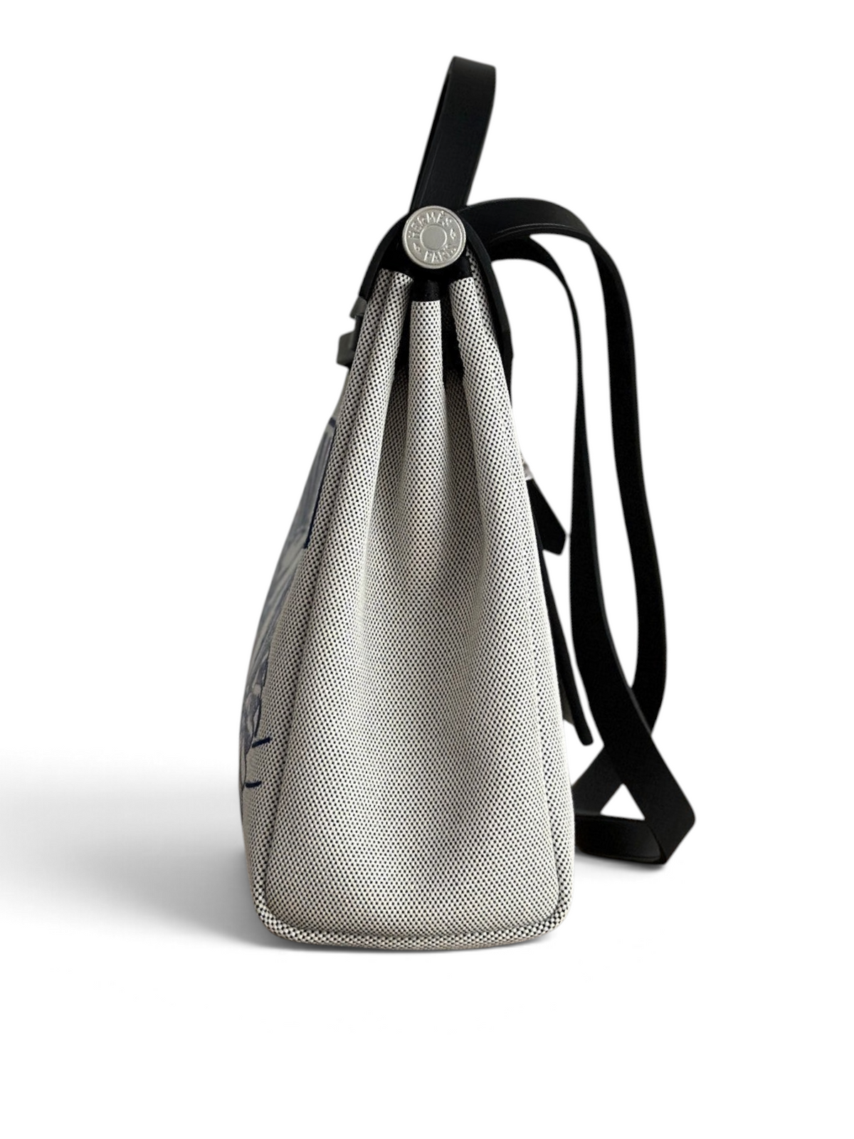SWORD LUXURY marka, yan profilden görünen, deri detaylı ve kanvas gövdeli şık Hermès Herbag 31 çanta.