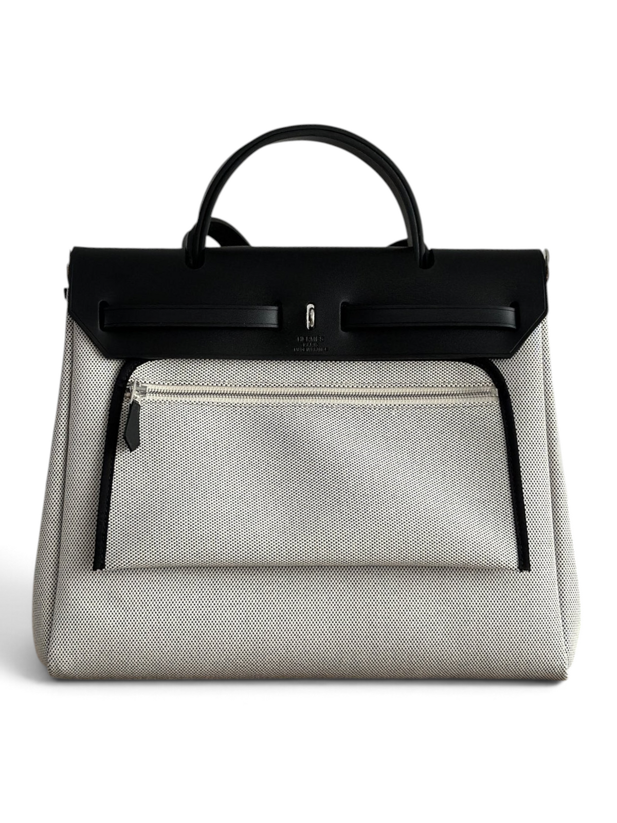 SWORD LUXURY Hermès Herbag 31, siyah deri kapaklı ve bej kanvas gövdeli, şık ve yapılandırılmış el çantası.