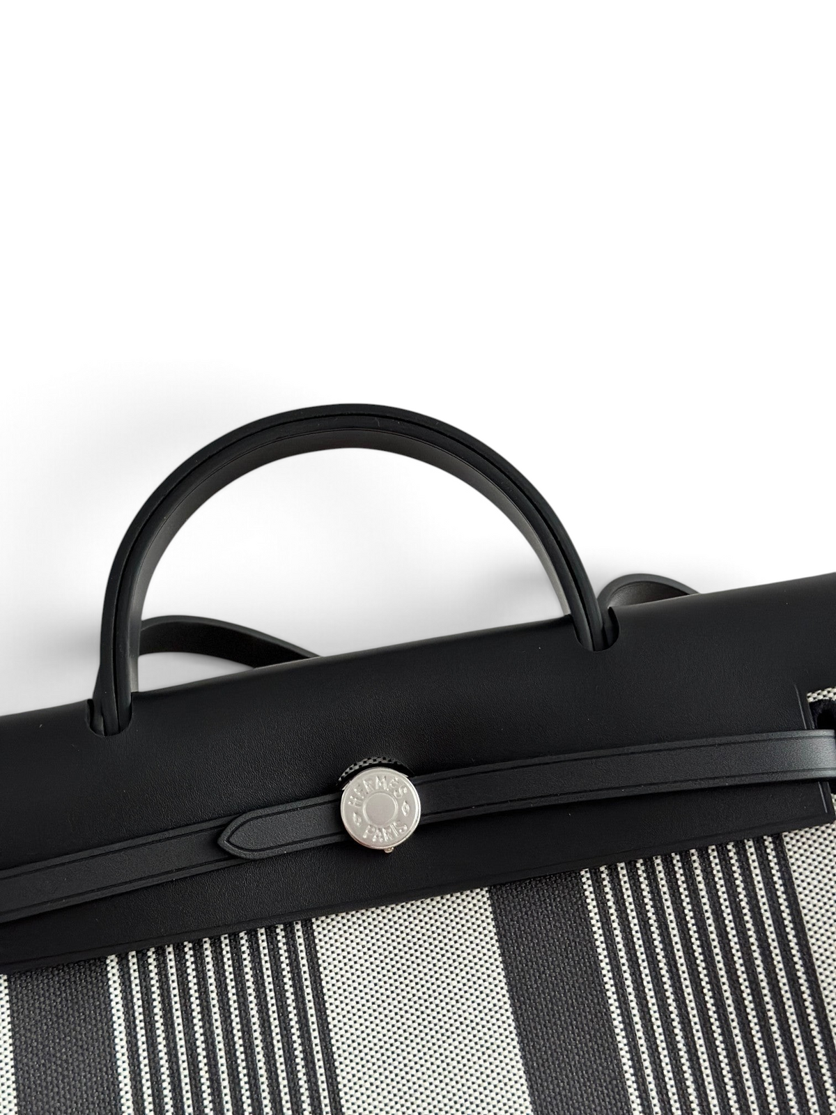 SWORD LUXURY Hermès Herbag 31 siyah kanvas ve deri çanta, Clou de Selle kilit detaylı ve şık üst saplı tasarım.