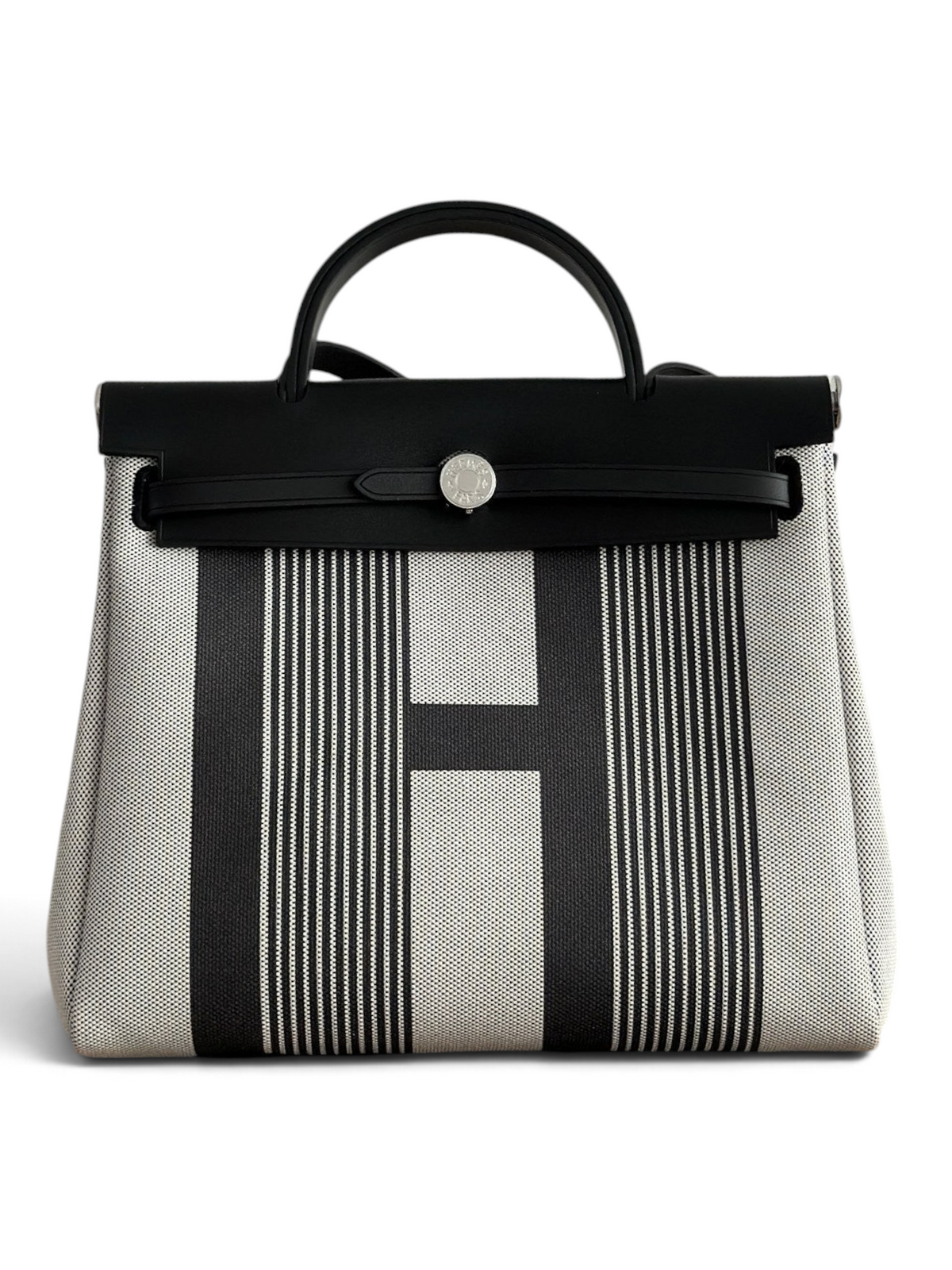SWORD LUXURY imzalı siyah beyaz çizgili kanvas ve deri detaylı Hermès Herbag 31 çanta, şık ve modern tasarım.