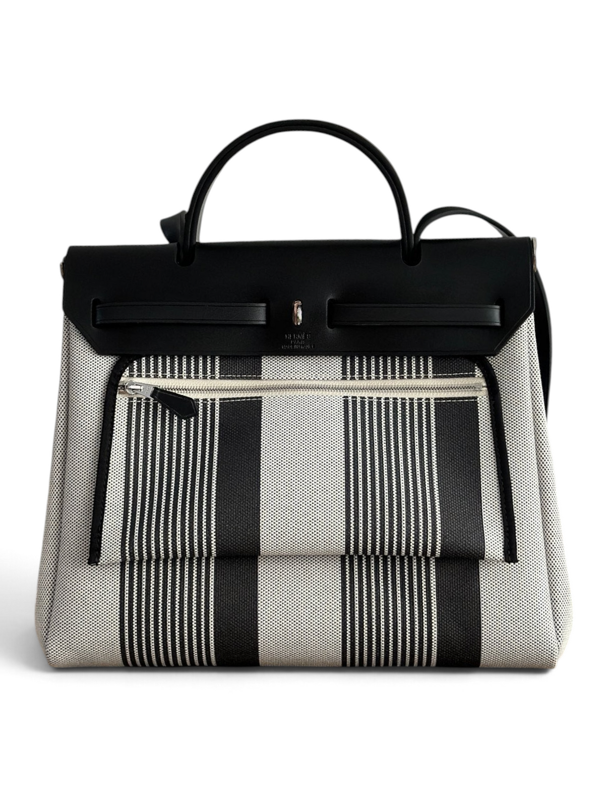 SWORD LUXURY imzalı siyah beyaz çizgili kanvas ve deri detaylı Hermès Herbag 31 çanta, şık ve modern tasarım.