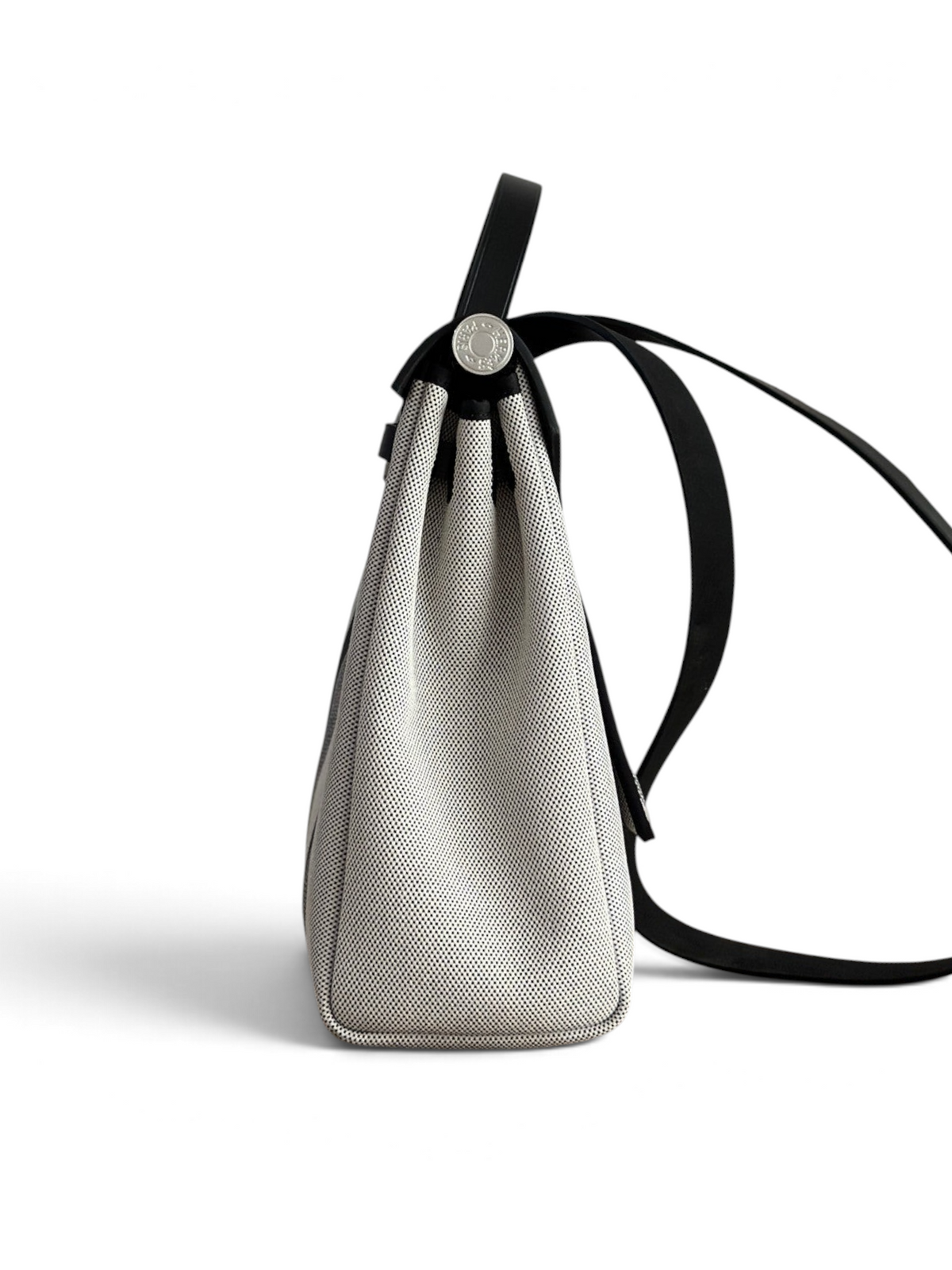 SWORD LUXURY Herbag 31 çanta, beyaz kanvas gövde ve siyah deri detaylı, şık ve modern tasarım.