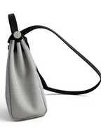 SWORD LUXURY Herbag 31 çanta, siyah deri detaylı ve desenli kanvas gövdeli, şık ve modern tasarımlı el çantası.