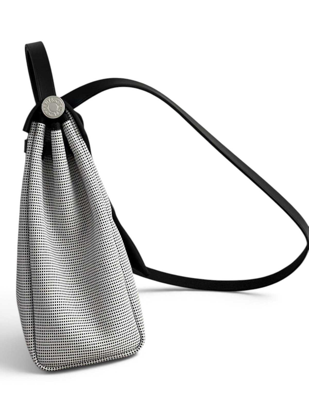 SWORD LUXURY Herbag 31 çanta, siyah deri detaylı ve desenli kanvas gövdeli, şık ve modern tasarımlı el çantası.