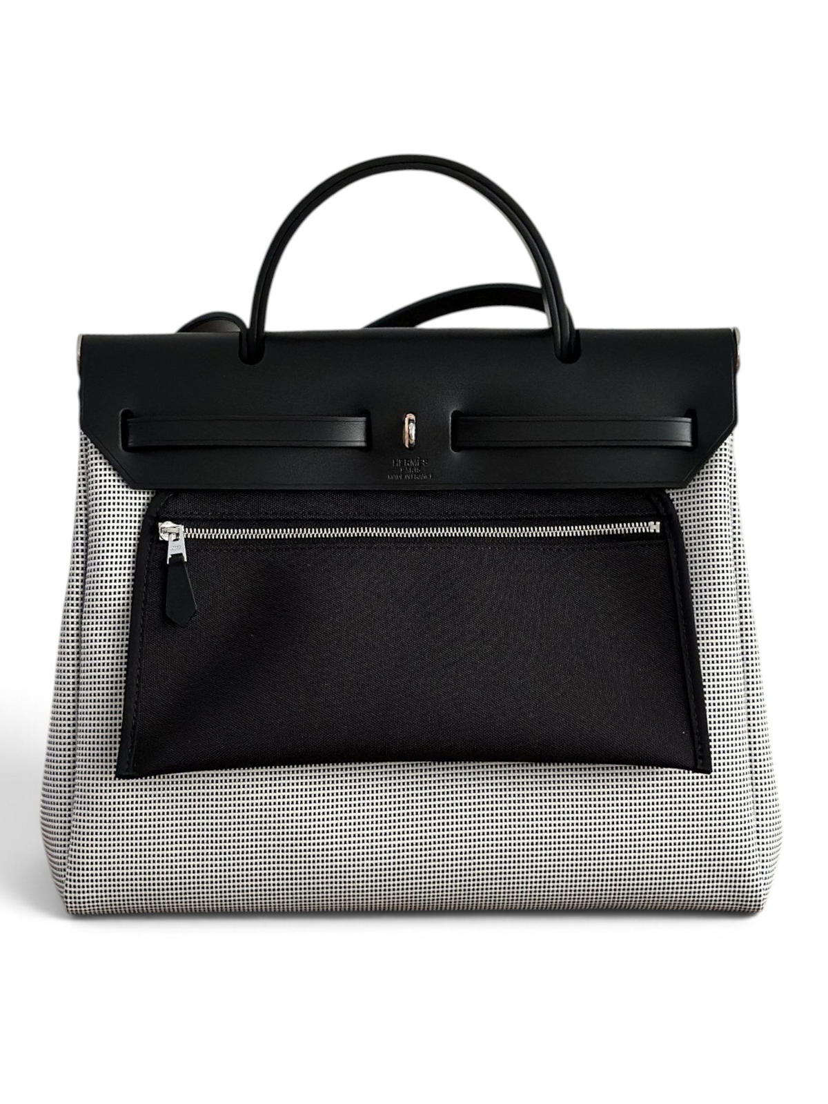 SWORD LUXURY Hermès Herbag 31 çanta, siyah deri kapaklı ve desenli kanvas gövdeli, şık ve yapılandırılmış tasarım.