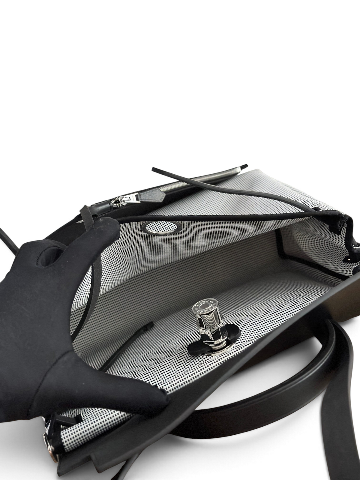 SWORD LUXURY Herbag 31 çanta, siyah deri detaylı ve iç kısmı beyaz desenli kanvas yapısıyla açık görünüm.