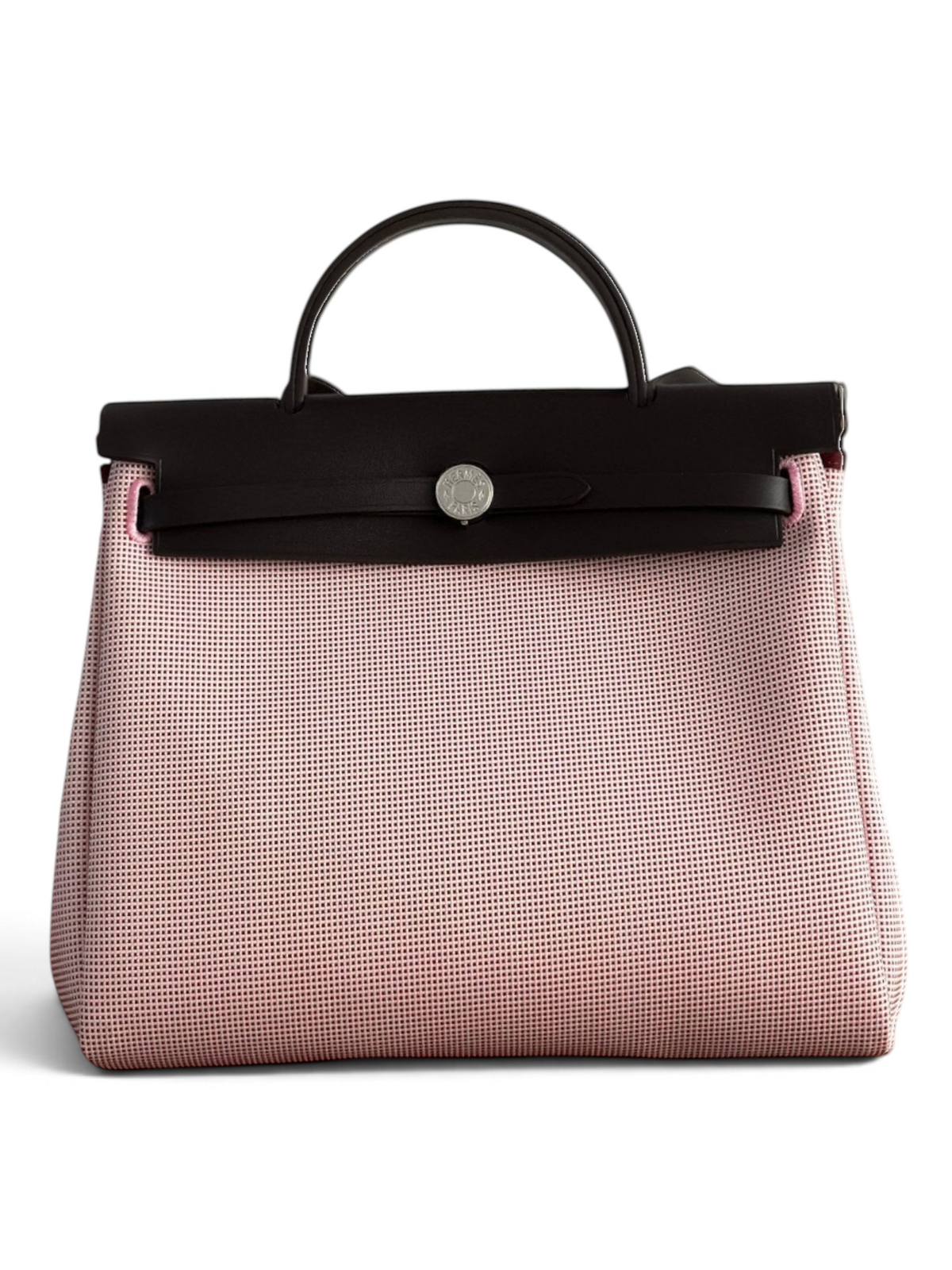 SWORD LUXURY Hermès Herbag 31 çanta, kırmızı desenli kanvas gövde ve kahverengi deri kapak detaylı şık tasarım.