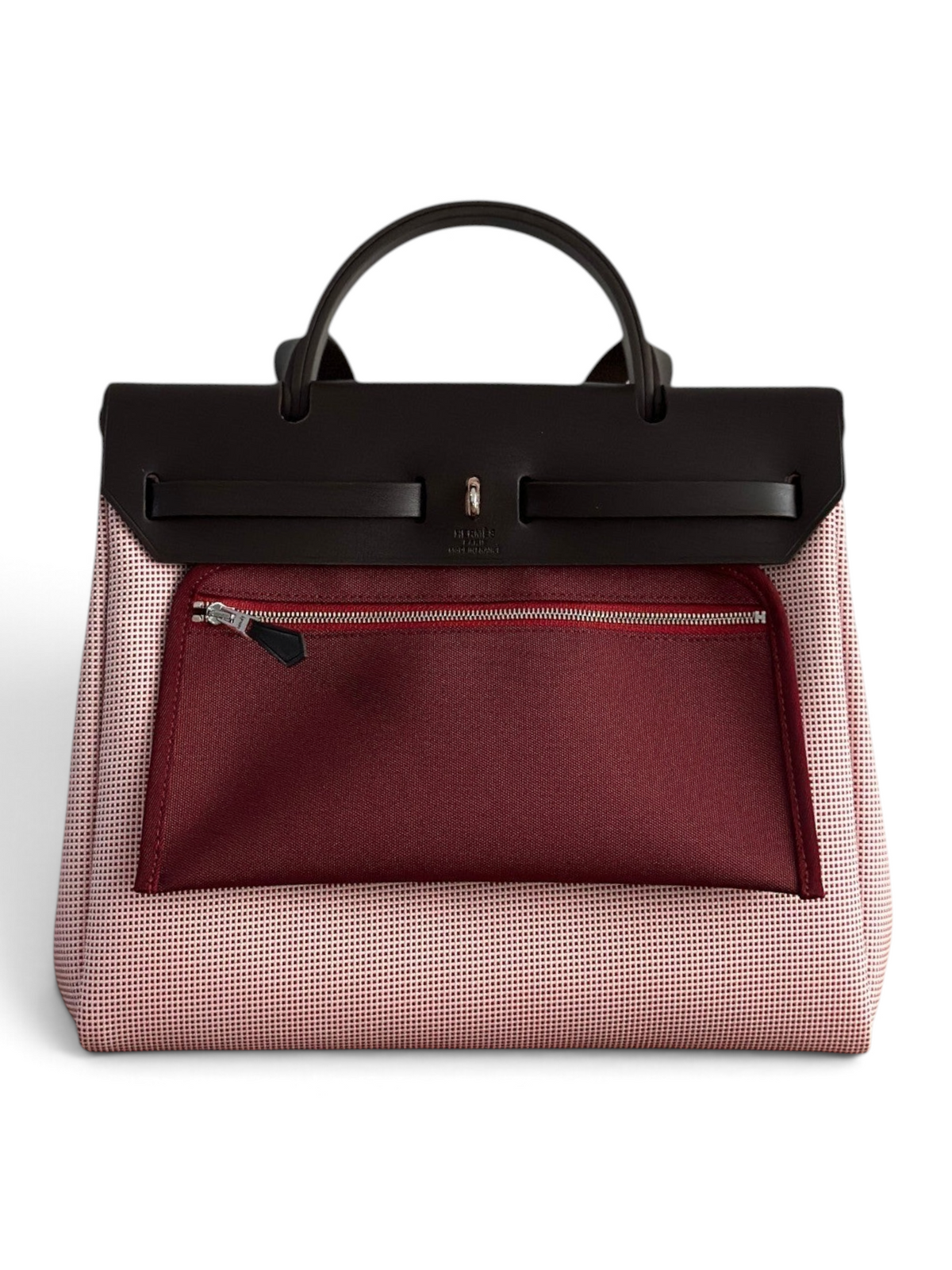 SWORD LUXURY Hermès Herbag 31 çanta, kırmızı ve beyaz desenli kanvas gövde, koyu kahverengi deri kapak ve detaylara sahip.