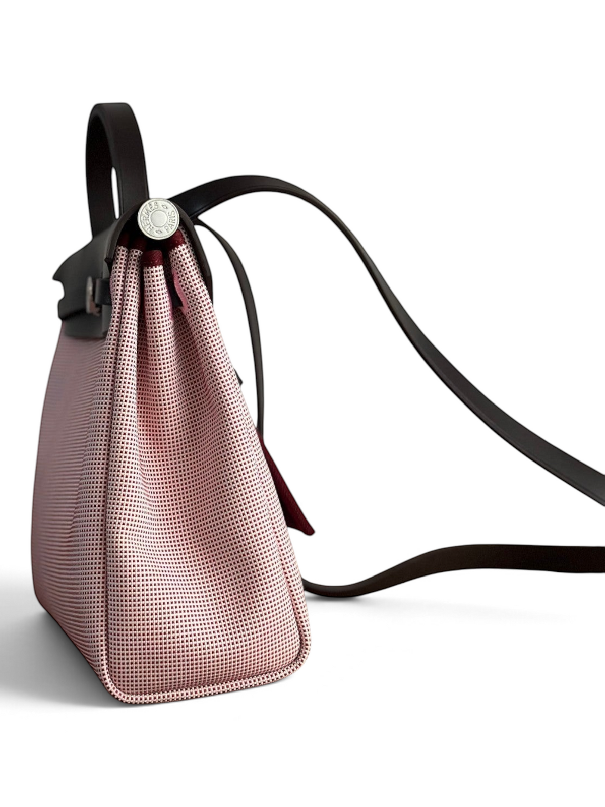 SWORD LUXURY Hermès Herbag 31 çanta, kırmızı desenli kanvas gövde, deri kapak ve ikonik Clou de Selle detaylı yan profil