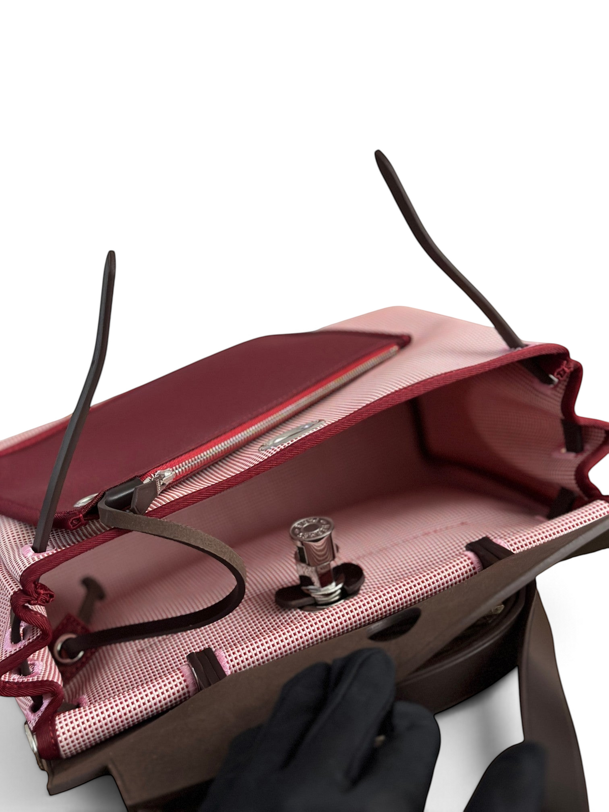 SWORD LUXURY marka, bordo deri kapaklı ve kırmızı-beyaz desenli kanvas iç astarlı Hermès Herbag 31 çanta detayı