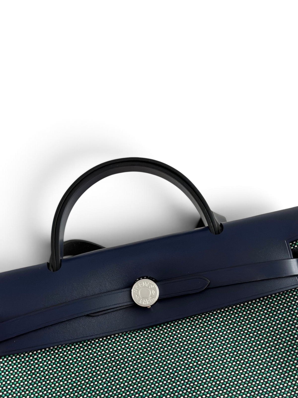 SWORD LUXURY Hermès Herbag 31 lacivert deri kapaklı ve yeşil desenli kanvas gövdeli şık el çantası detayı