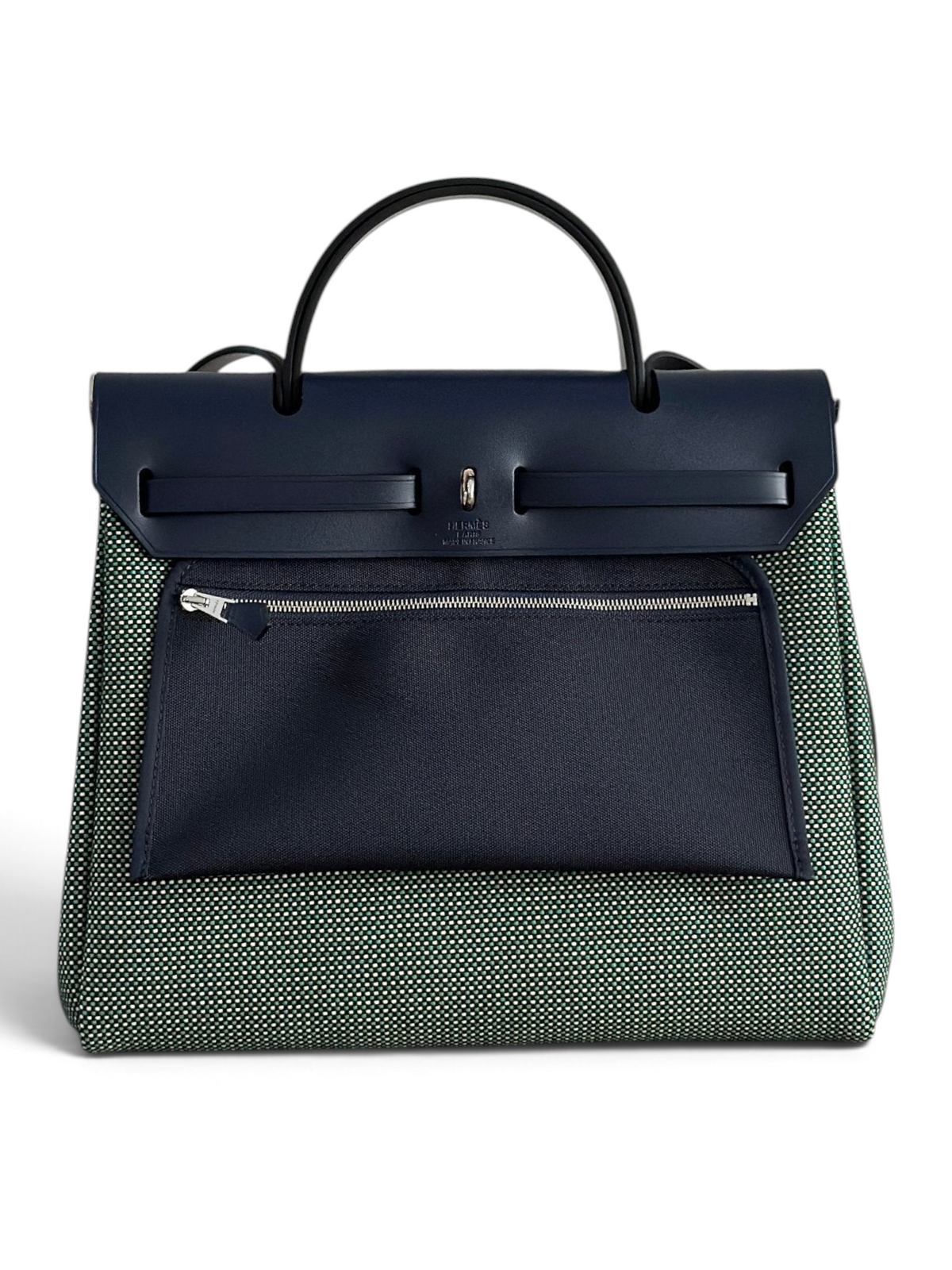 SWORD LUXURY marka, lacivert deri kapaklı ve yeşil desenli kanvas gövdeli şık Hermès Herbag 31 el çantası.