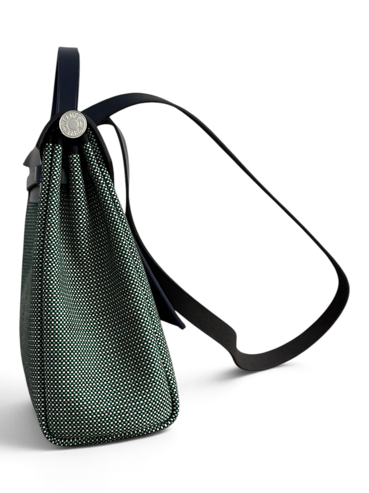 SWORD LUXURY Hermès Herbag 31 yeşil kanvas ve deri çanta, yan görünüm, Clou de Selle detaylı ve omuz askılı