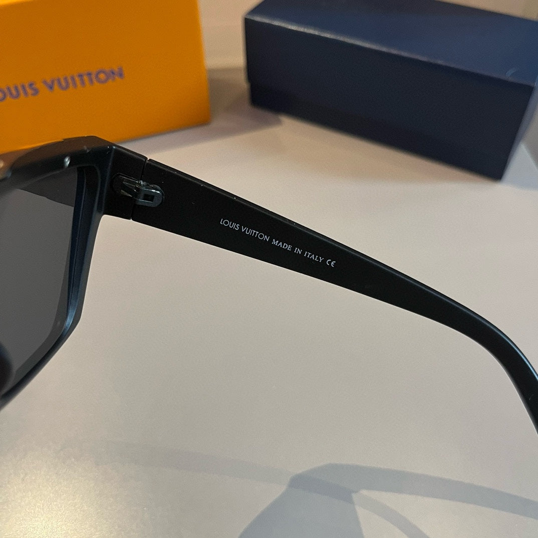 Iconic V-Bridge Square Sunglasses