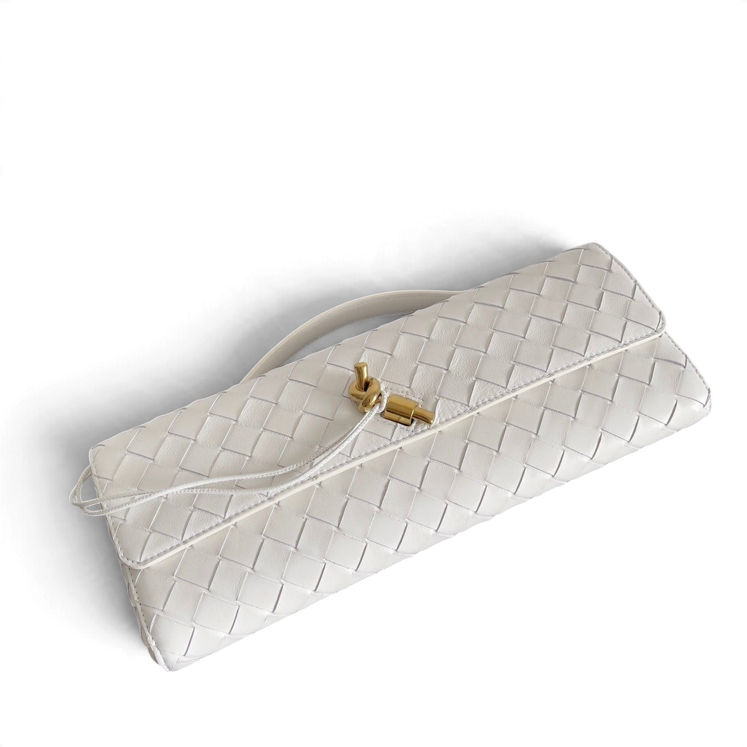 SWORD LUXURY beyaz deri örgülü Andiamo clutch çanta, altın tonlu düğüm detaylı ve zarif üst saplı tasarım.