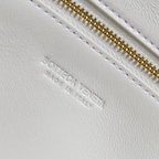 SWORD LUXURY Bottega Veneta Andiamo çanta iç kısmında altın rengi fermuar detayı ve kabartmalı logo baskısı