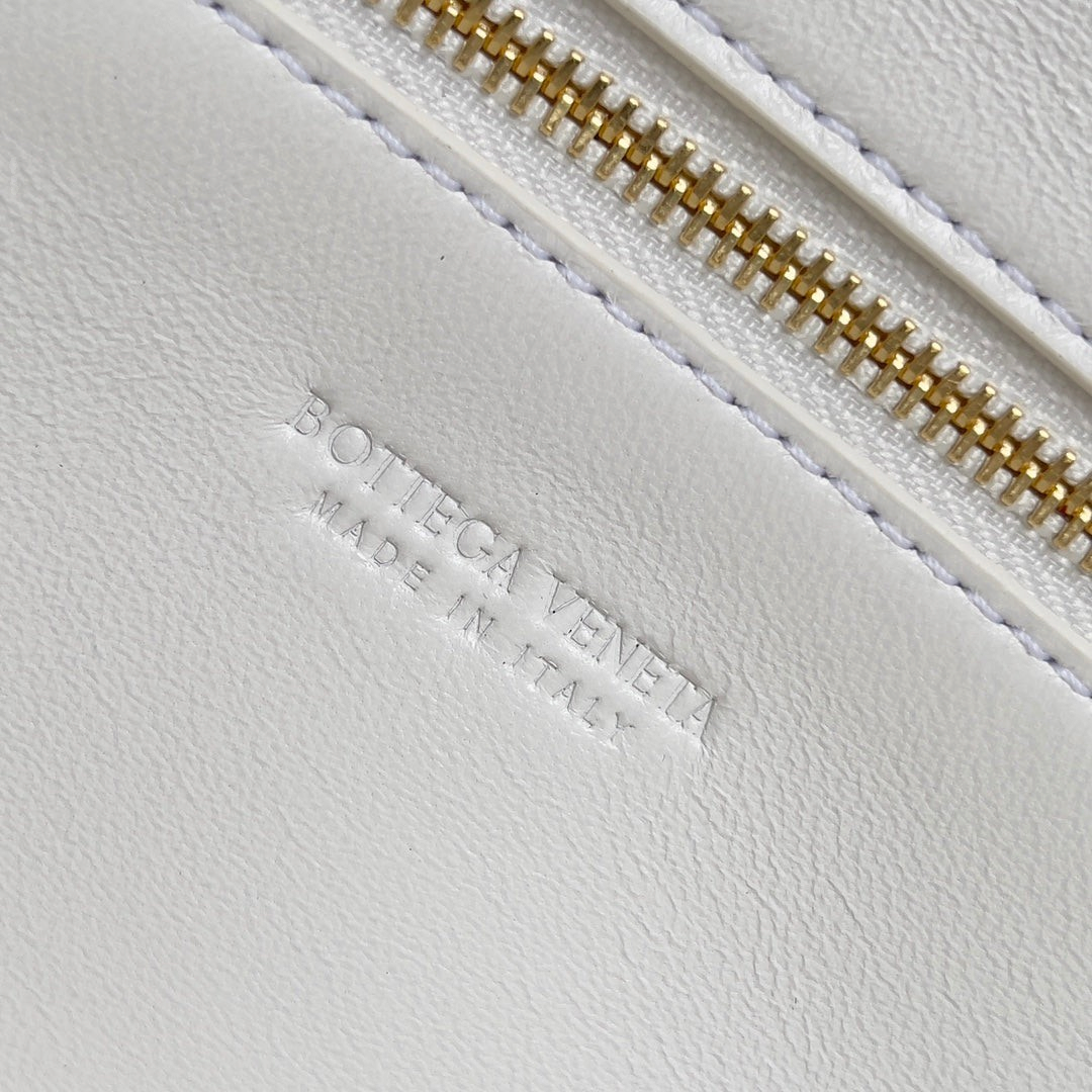 SWORD LUXURY Bottega Veneta Andiamo çanta iç kısmında altın rengi fermuar detayı ve kabartmalı logo baskısı