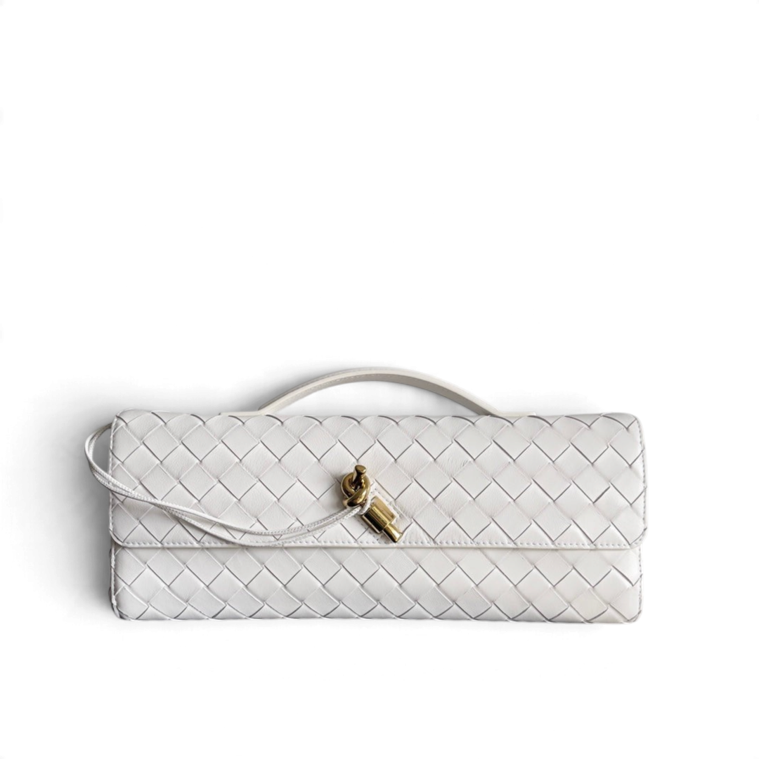 SWORD LUXURY beyaz deri örgülü Bottega Veneta Andiamo el çantası, altın tonlu düğüm detaylı ve üst saplı tasarım.