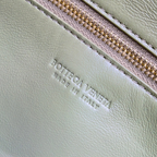 SWORD LUXURY Bottega Veneta Andiamo çanta iç kısmında altın tonlu fermuar ve kabartmalı logo detayı
