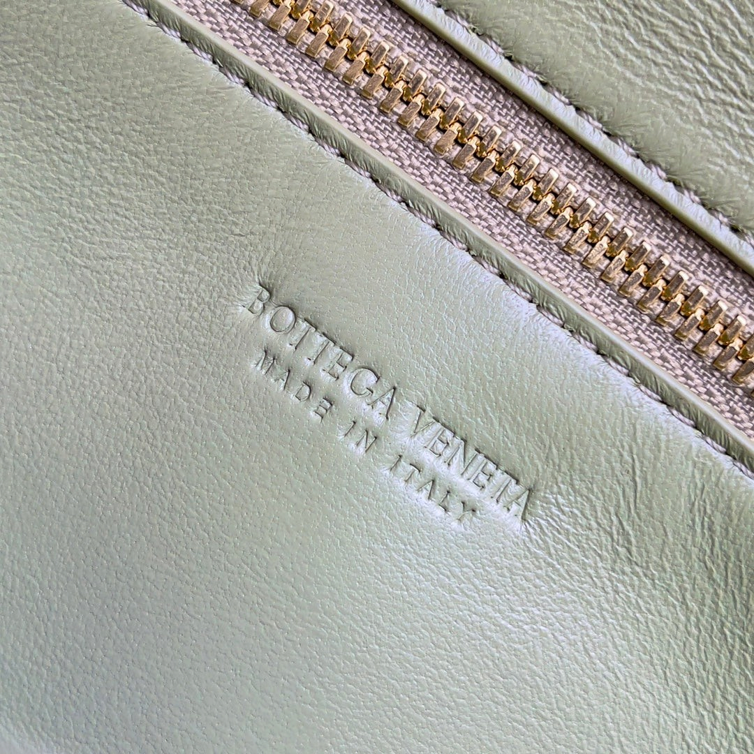 SWORD LUXURY Bottega Veneta Andiamo çanta iç kısmında altın tonlu fermuar ve kabartmalı logo detayı