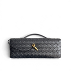 SWORD LUXURY Bottega Veneta Andiamo siyah örgülü deri el çantası, altın tonlu düğüm detaylı ve üst saplı.