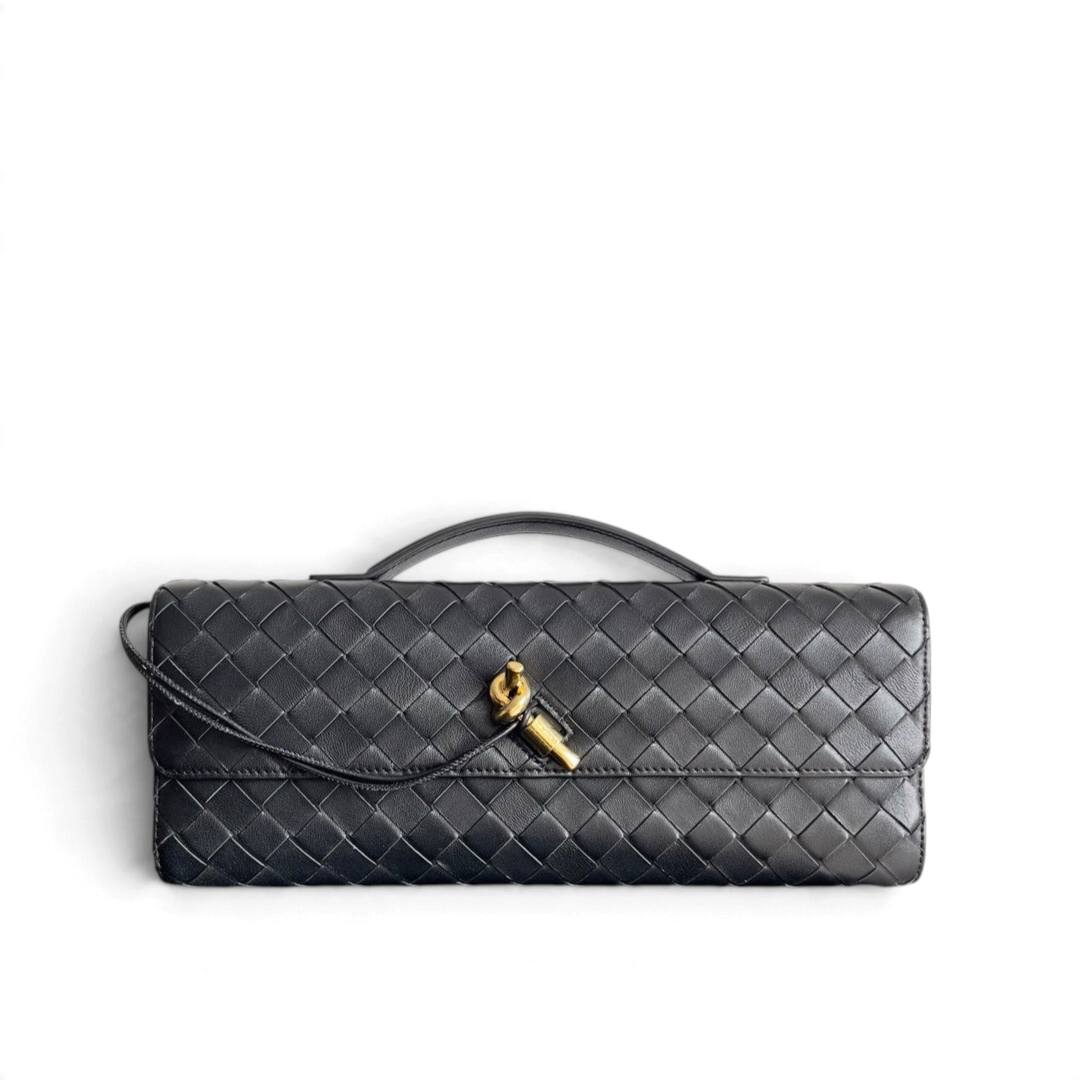 SWORD LUXURY Bottega Veneta Andiamo siyah örgülü deri el çantası, altın tonlu düğüm detaylı ve üst saplı.