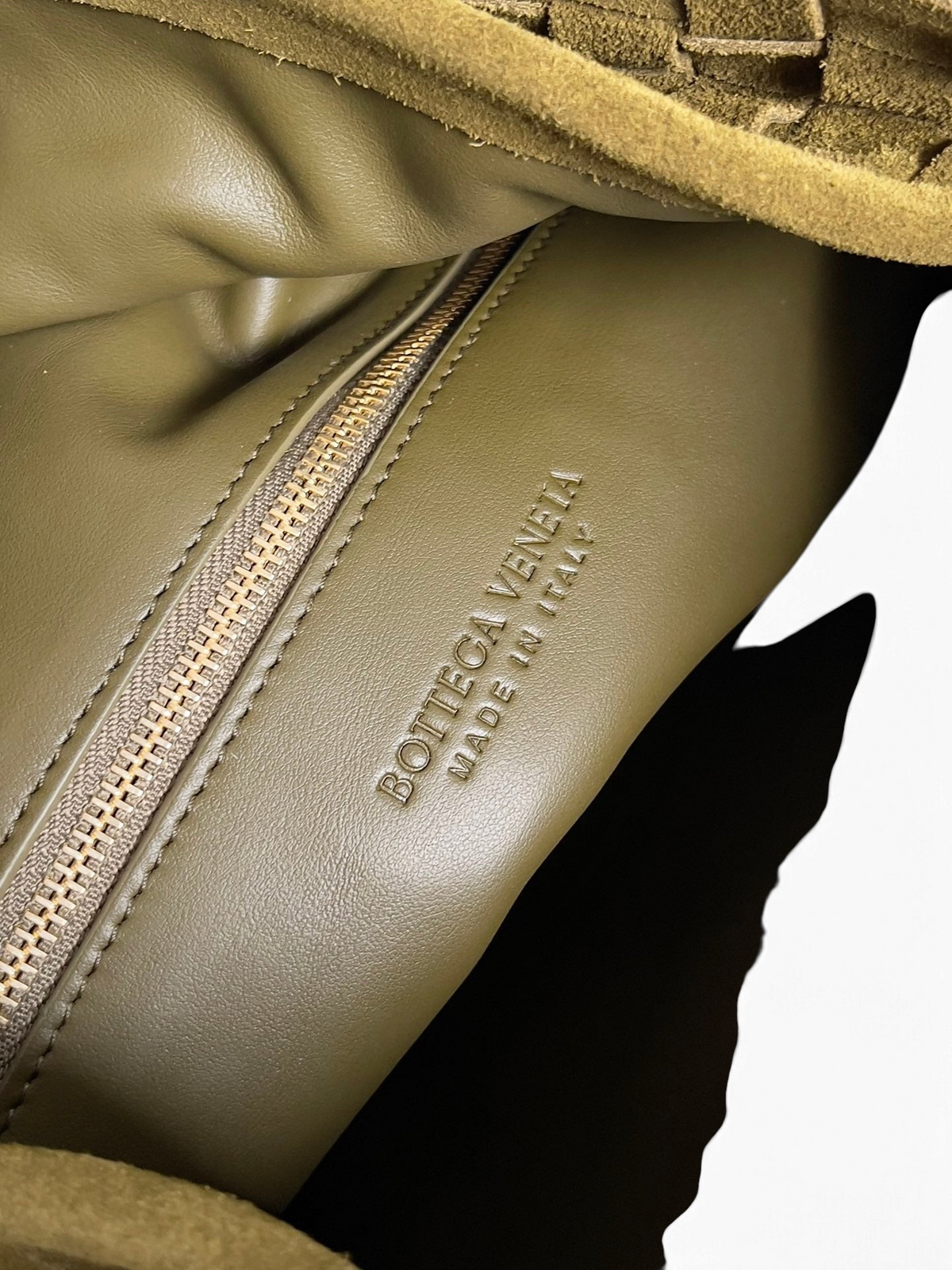 SWORD LUXURY marka haki yeşili deri hobo çanta iç detayı, fermuarlı bölme ve kabartmalı logo görünümü.