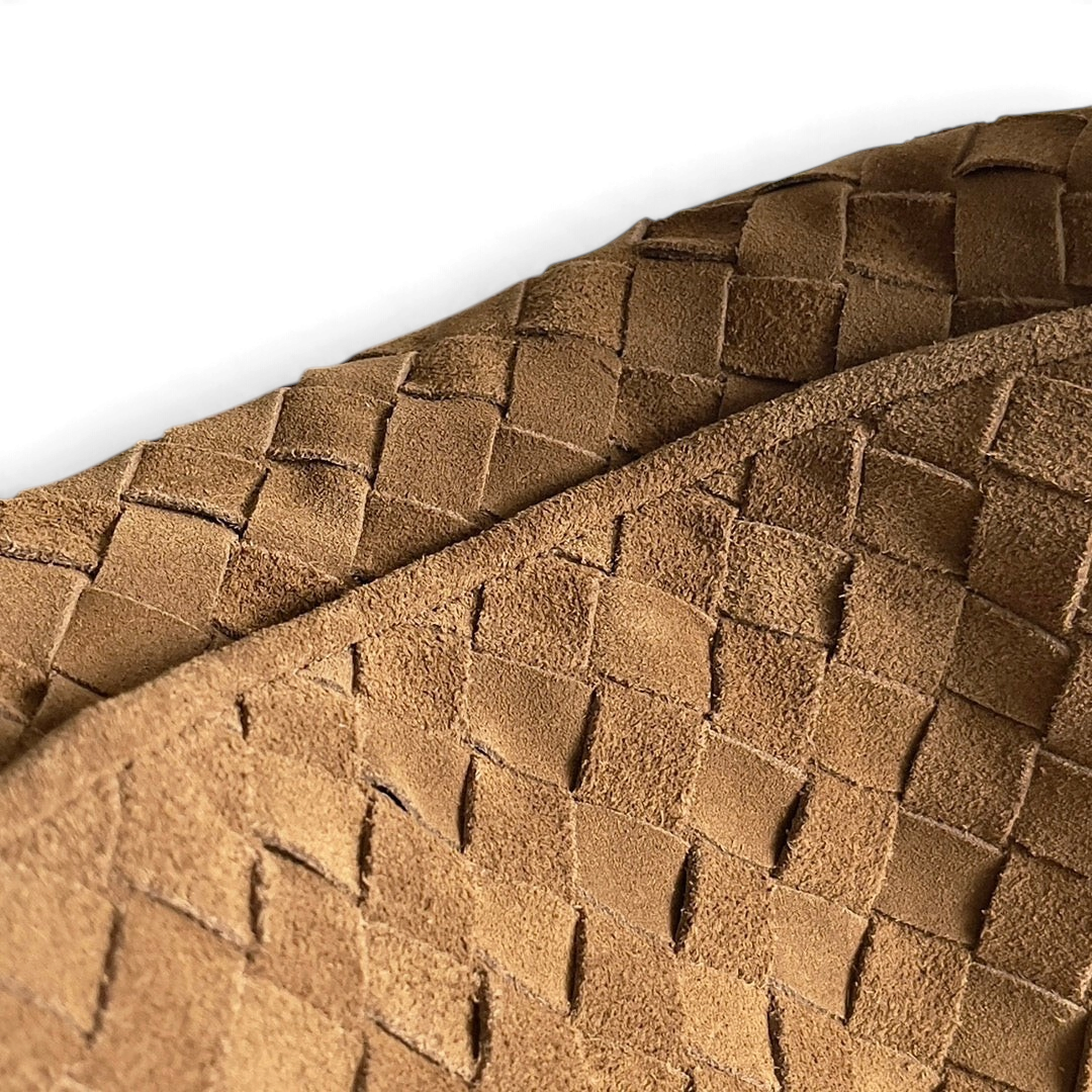 SWORD LUXURY marka, taba rengi, yumuşak dokulu ve el işçiliği ile örülmüş deri hobo çanta detayı.