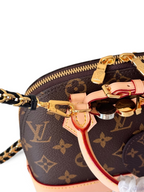 SWORD LUXURY Louis Vuitton Alma BB çanta, beyaz monogram kanvas, altın zincir detaylı ve deri saplı, yakın çekim.