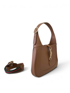 SWORD LUXURY kahverengi deri Gucci Jackie 1961 küçük hobo çanta, ikonik piston kilit detayı ve çıkarılabilir askısı ile.