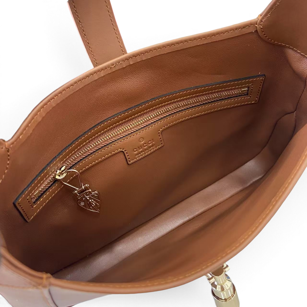 SWORD LUXURY Gucci Jackie 1961 Small Hobo çanta, pürüzsüz kahverengi deri iç astarı ve fermuarlı cep detayı.