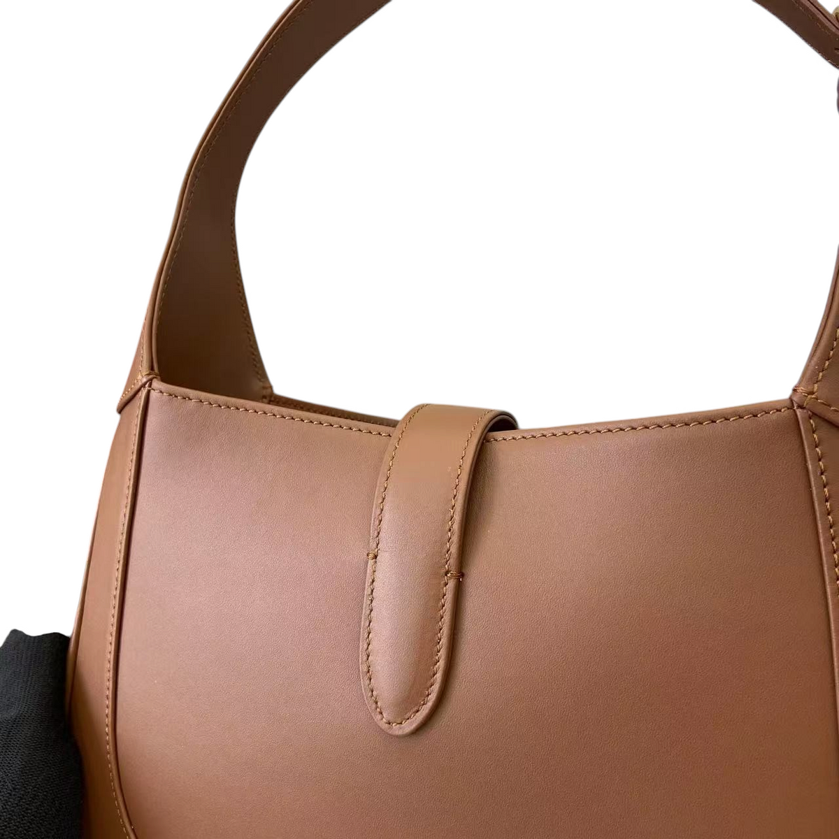 SWORD LUXURY marka, pürüzsüz kahverengi deri Gucci Jackie 1961 küçük hobo çanta, ikonik piston kilit detaylı.