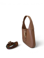 SWORD LUXURY kahverengi deri Gucci Jackie 1961 küçük hobo çanta, piston kilit detaylı ve çıkarılabilir omuz askılı.