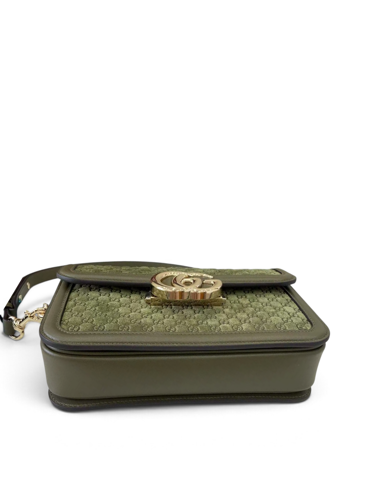 SWORD LUXURY Gucci GG Marmont yeşil monogram kanvas omuz çantası, antik altın tonlu ikonik çift G donanımı ile.