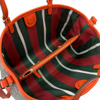 SWORD LUXURY marka GG Supreme kanvas tote çanta, canlı turuncu deri detaylı ve yeşil-kırmızı çizgili iç astarlı.