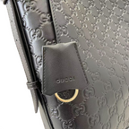 SWORD LUXURY Gucci GG amblemli siyah kabartmalı deri omuz çantası detayı