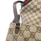 SWORD LUXURY Gucci Giglio GG Supreme kanvas çanta, ikonik web şeritli deri sap detayları ve fermuarlı iç cep.