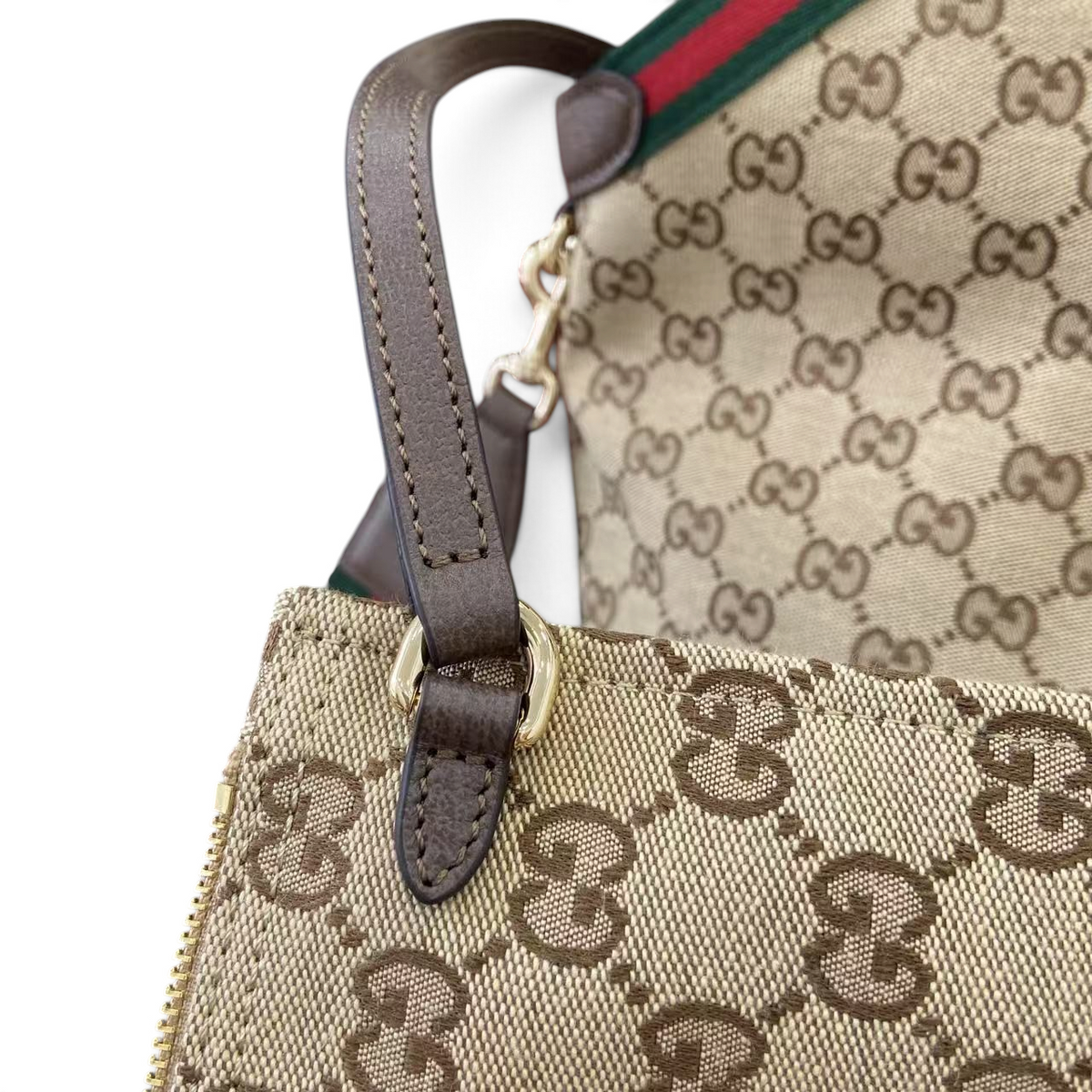 SWORD LUXURY Gucci Giglio GG Supreme kanvas çanta, ikonik web şeritli deri sap detayları ve fermuarlı iç cep.