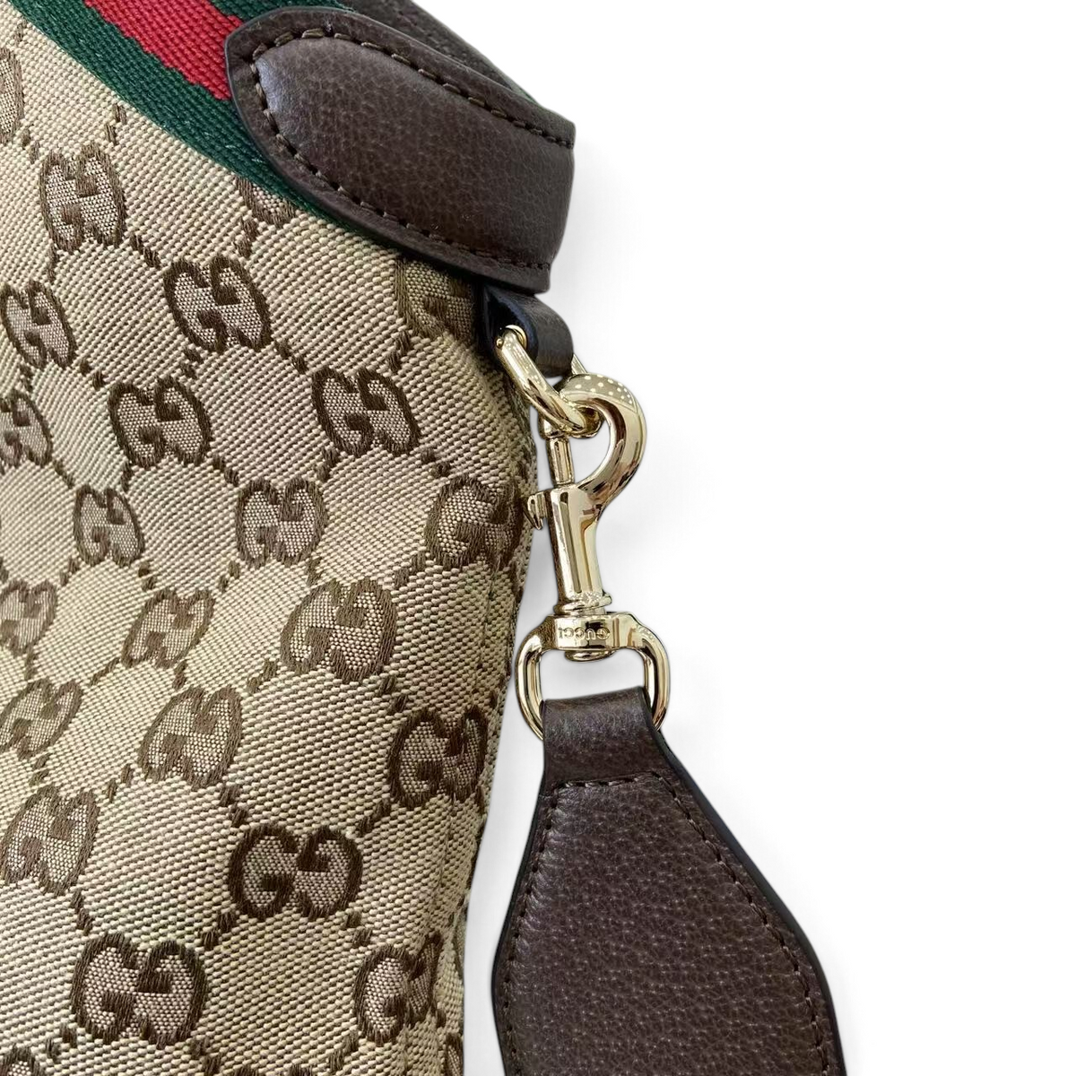 SWORD LUXURY Gucci Giglio GG Supreme kanvas çanta, ikonik yeşil-kırmızı web şeridi ve deri detaylı altın metal klips.