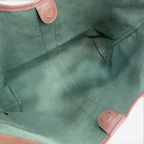 SWORD LUXURY Gucci Giglio tote çantasının yeşil kumaş astarlı geniş iç kısmı ve deri detayları